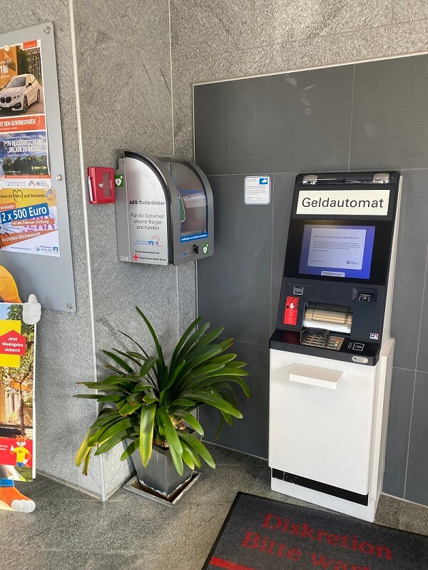Zeigt den Defibrillator in der Raiffeisenbank Ebermannsdorf