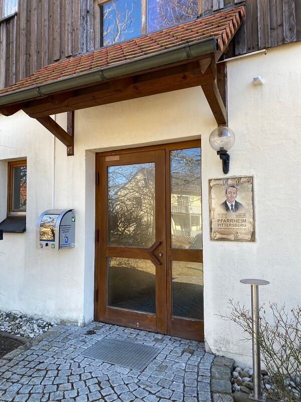 Zeigt den Standort des Defibrillators im Pfarrheim in Pittersberg