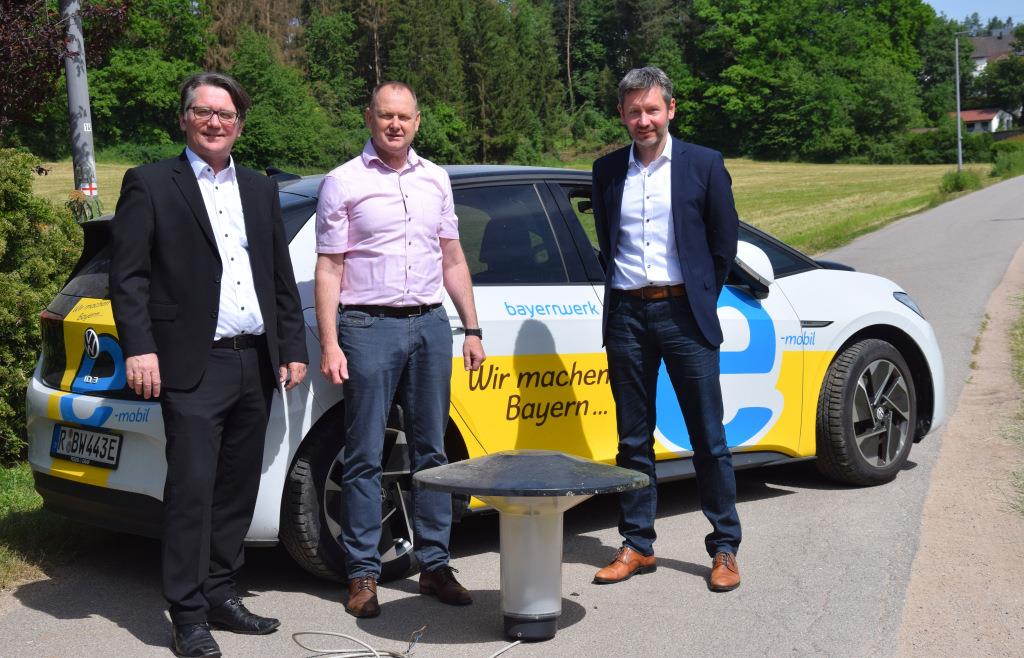 Bild zeigt E-Auto und LED Leuchtkopf mit Vertretern von Bayernwerk und Bürgermeister