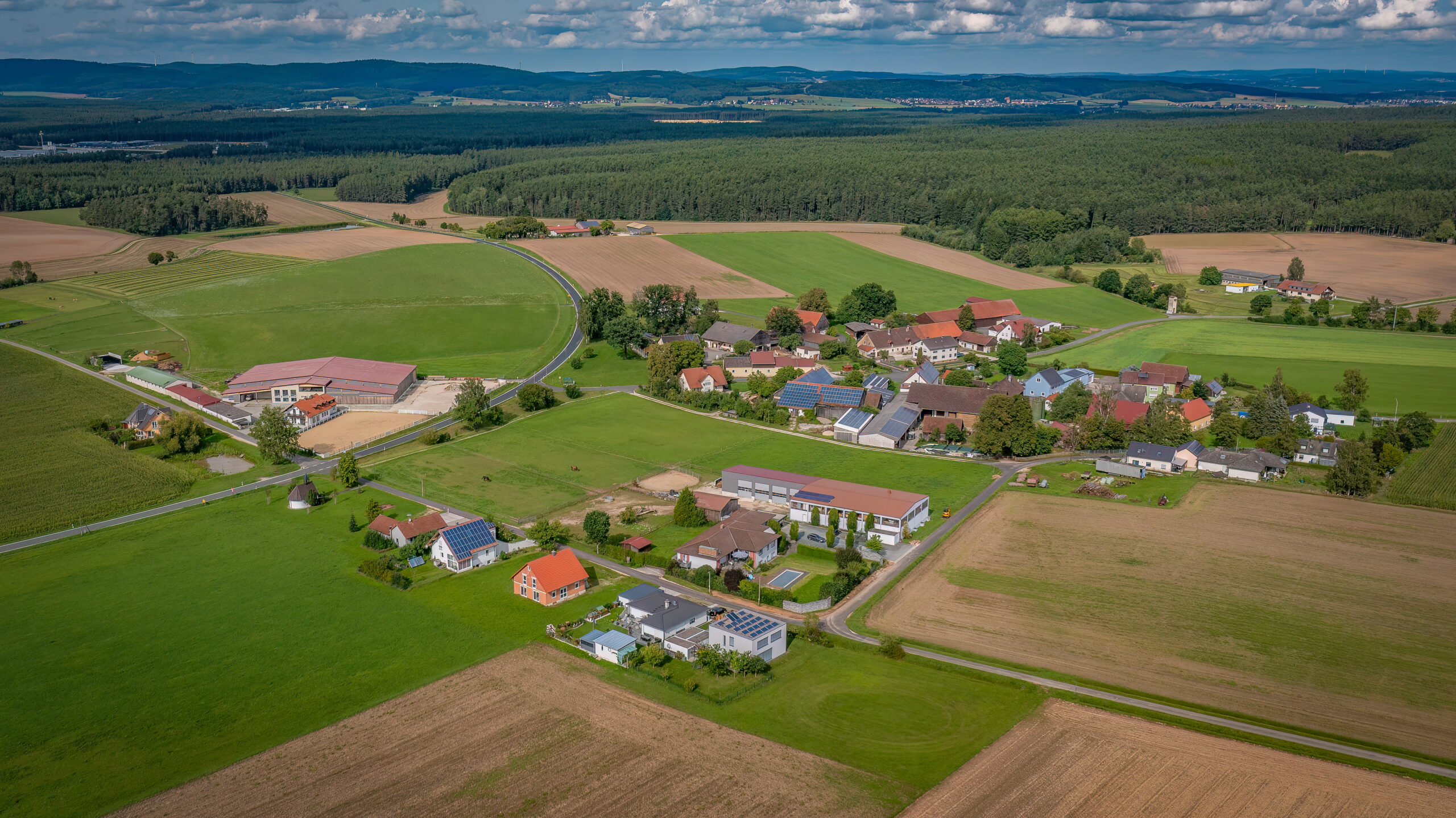 Zeigt Luftbild von Diebis