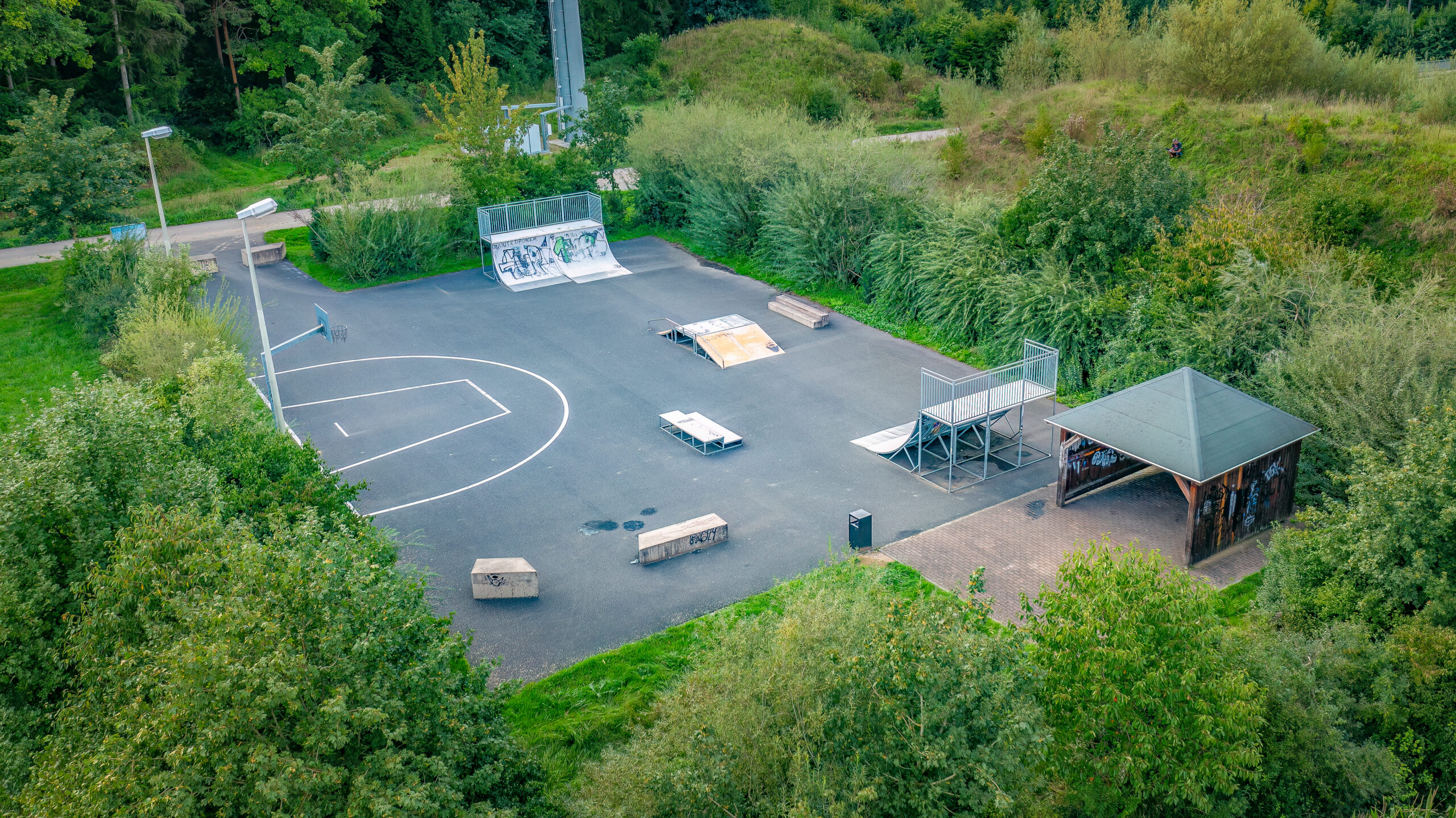 zeigt Luftaufnahme des Skateplatzes