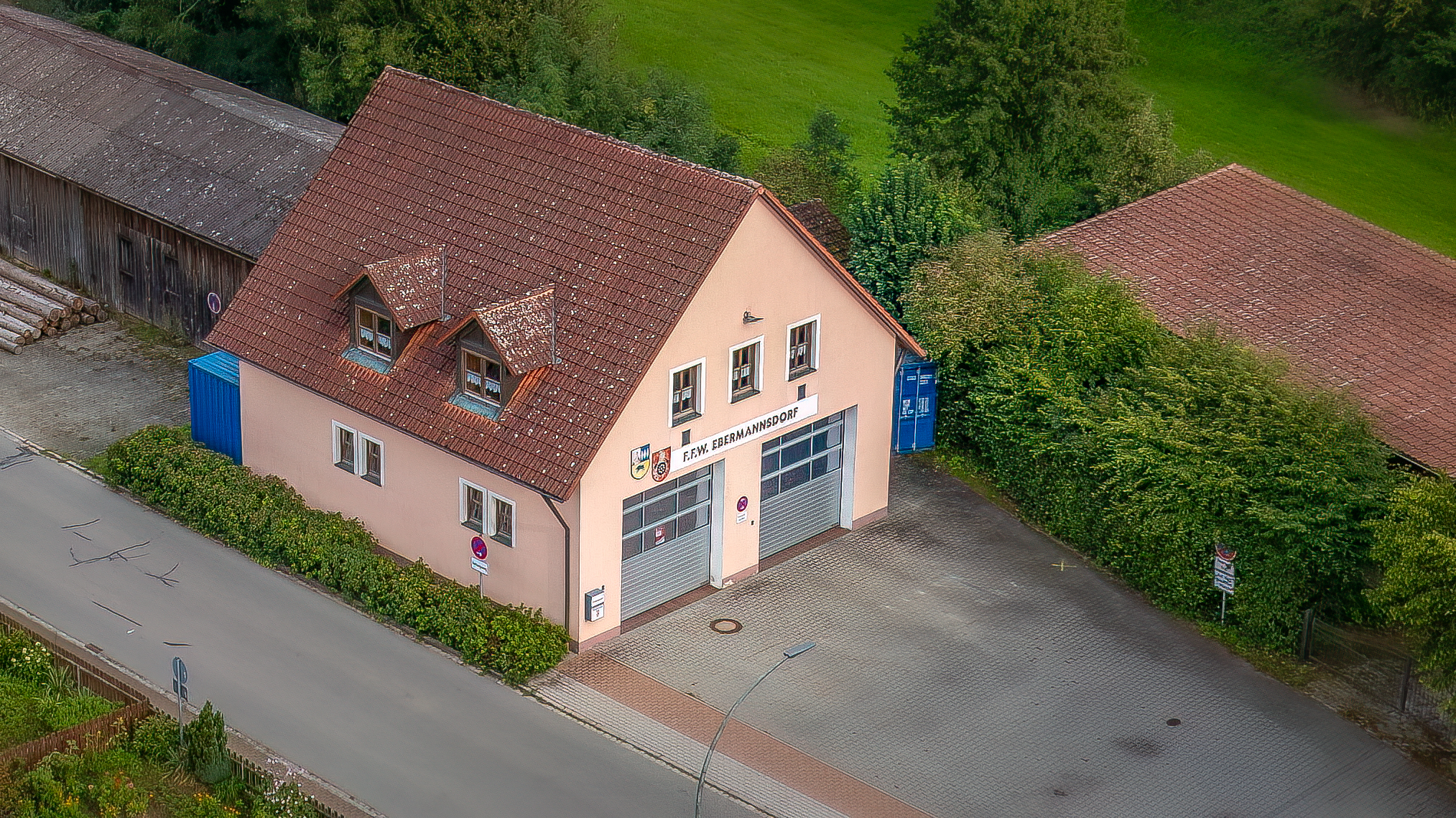 Zeigt das Feuerwehrhaus in Ebermannsdorf