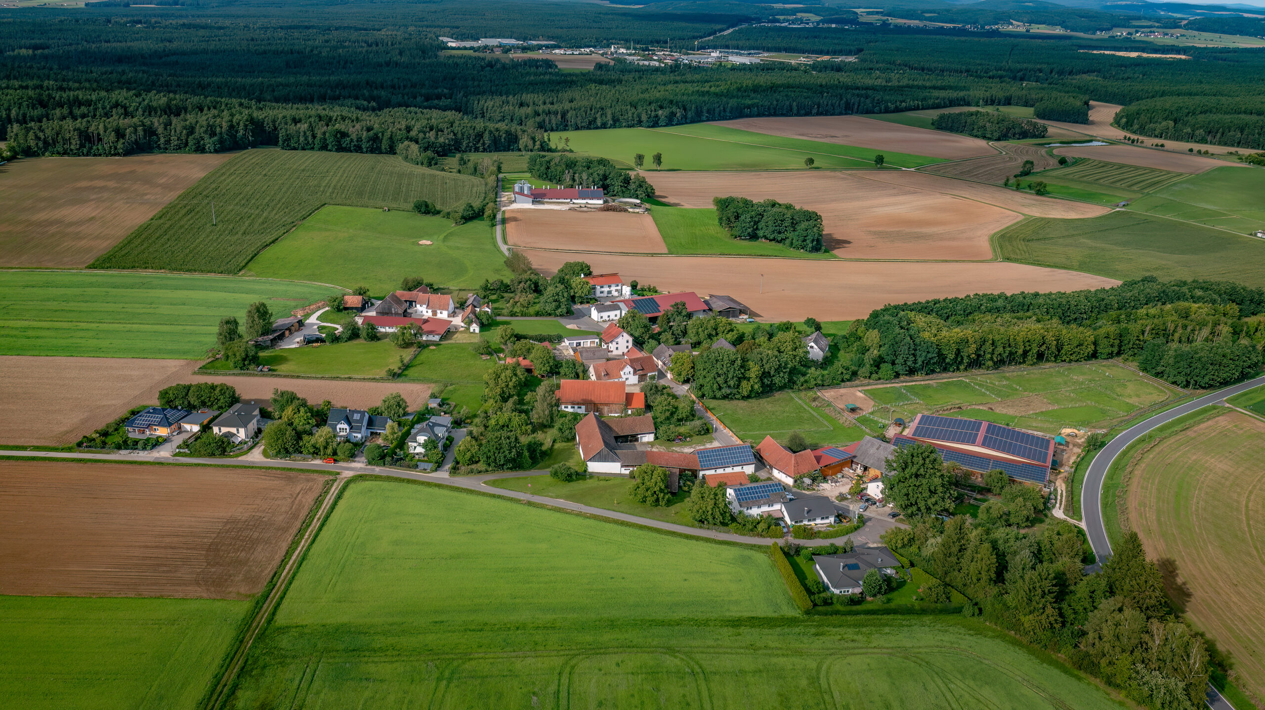Zeigt Luftbild von Ipflheim