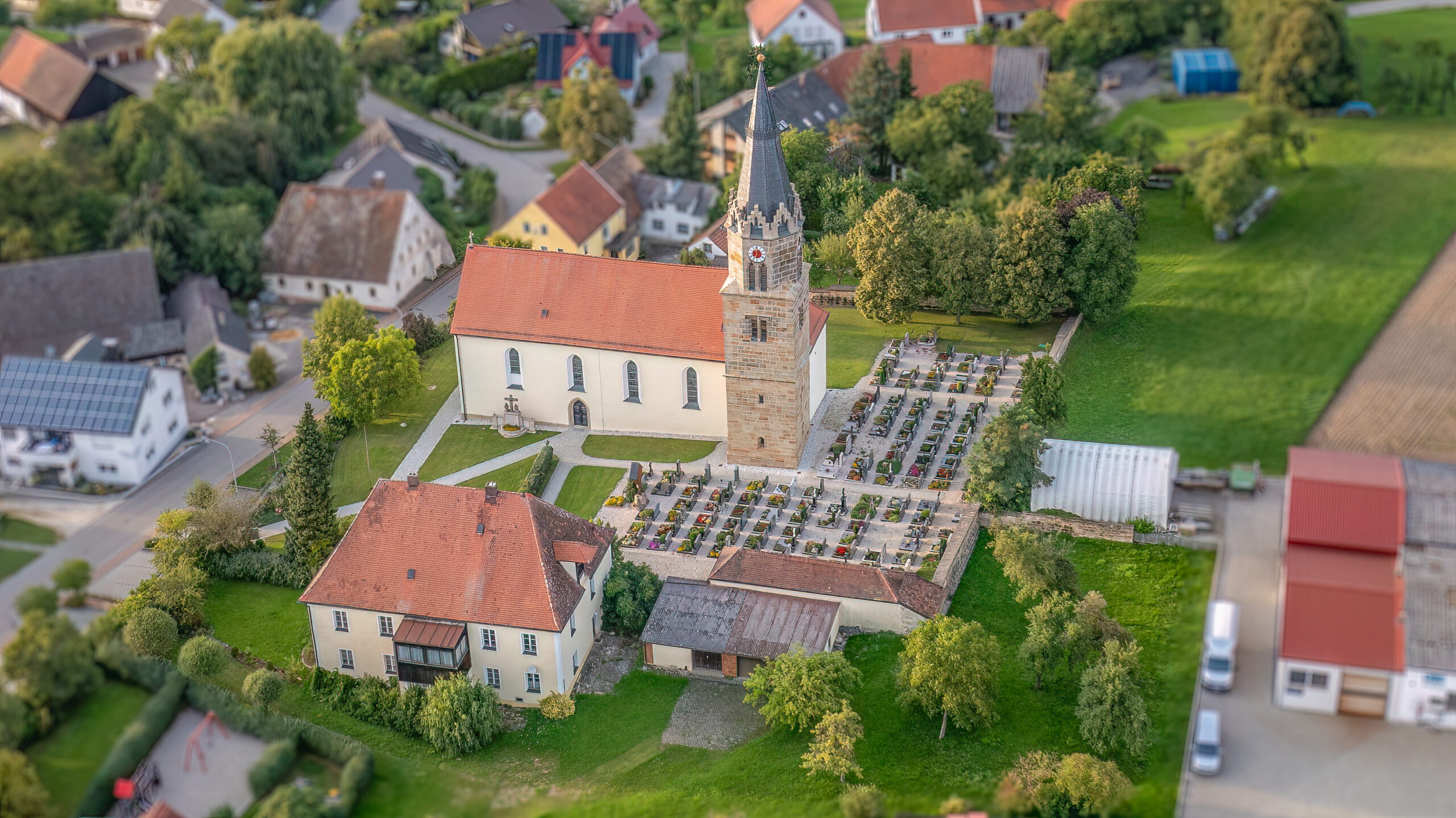 Zeigt Luftaufnahme der Kirche St. Nikolaus