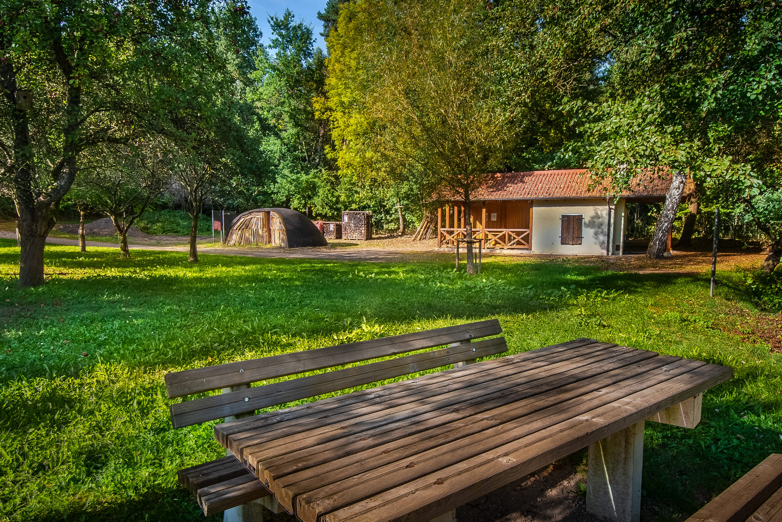 Zeigt den Köhlerplatz mit Picknickstation