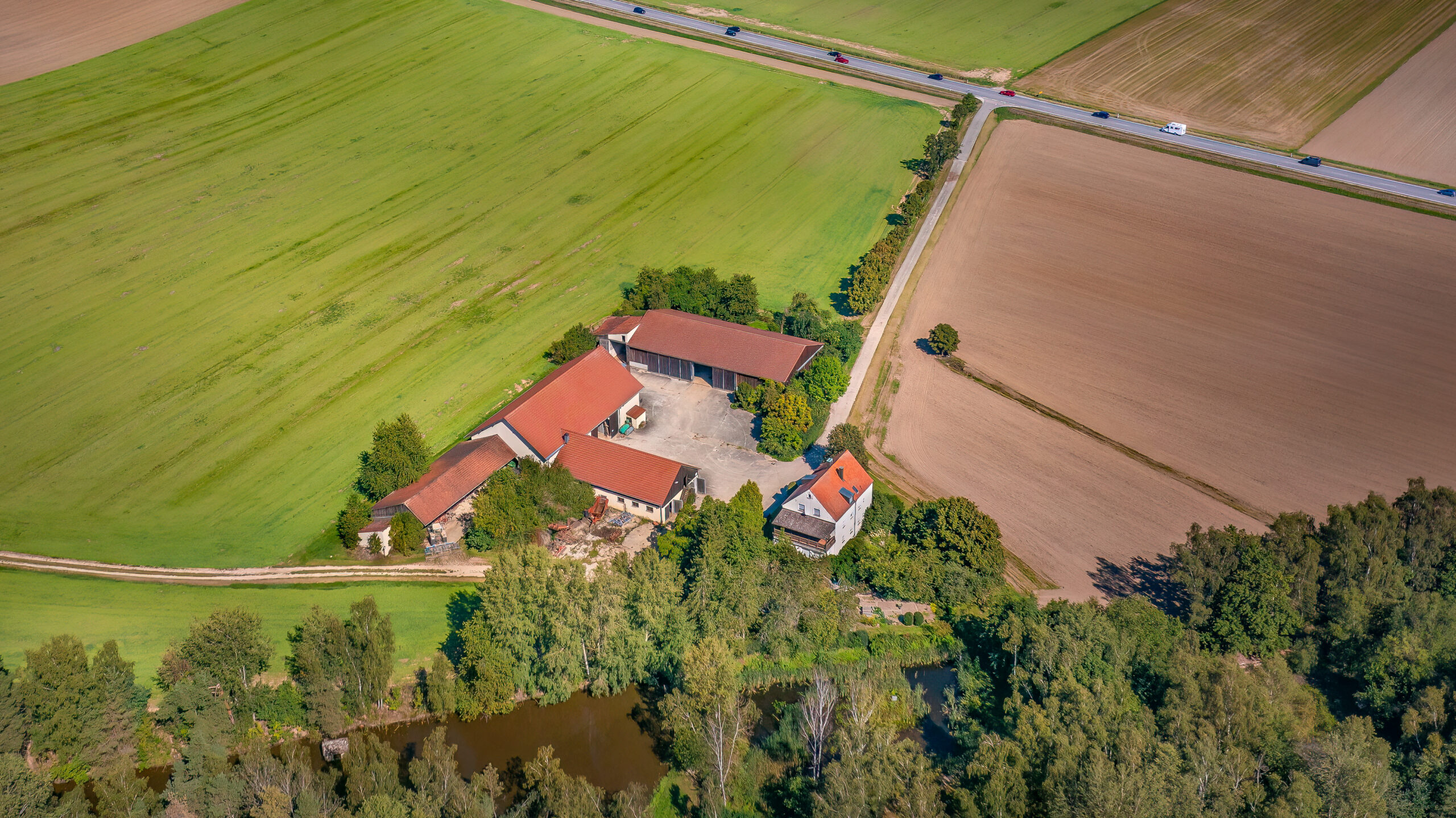 Zeigt Luftbild von Niederarling