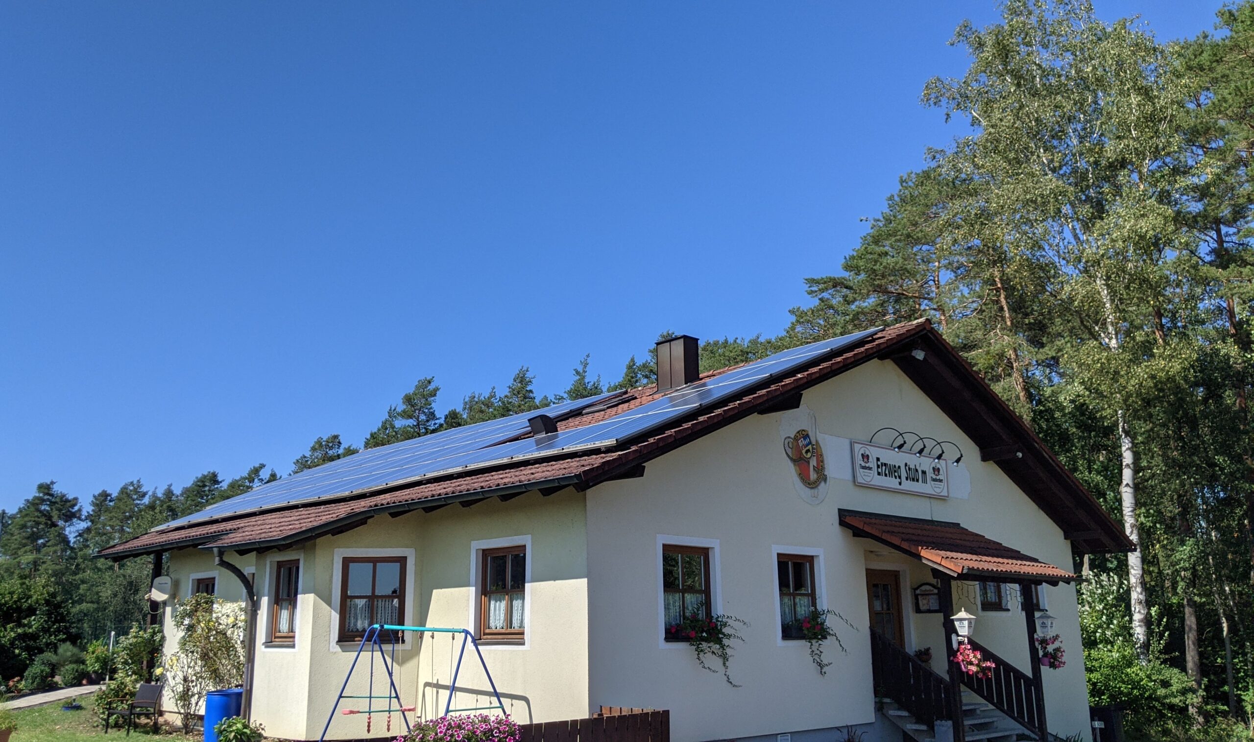 Zeigt das Dach und die PV-Anlage auf dem Gebäude der Erzweg Stubm