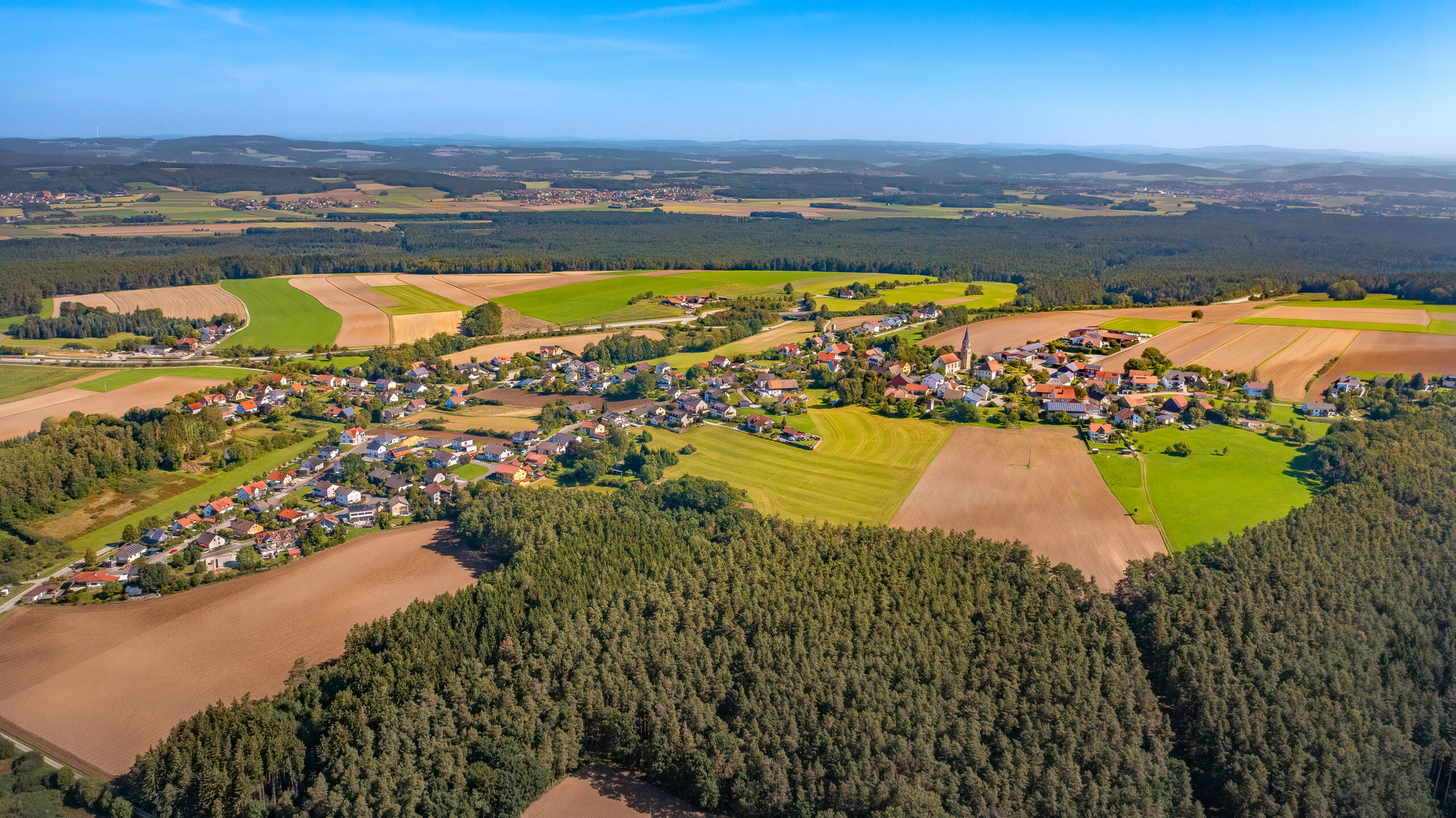 Zeigt Luftaufnahme von Pittersberg