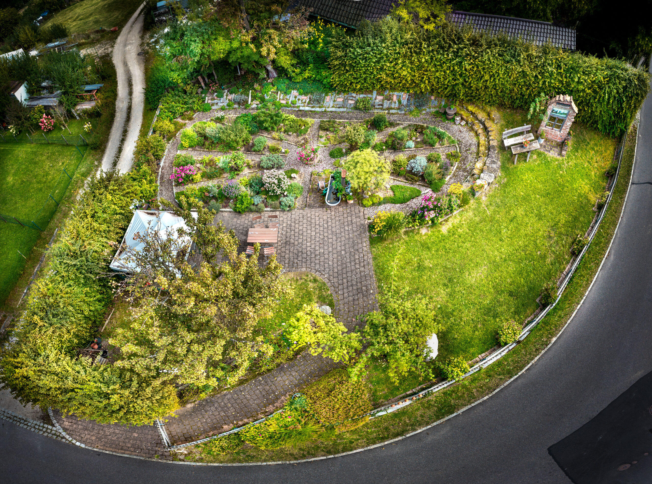 Zeigt das Luftbild des Kräutergartens