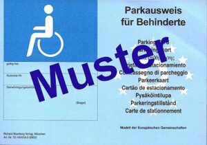 Zeigt Parkausweis für Behinderte