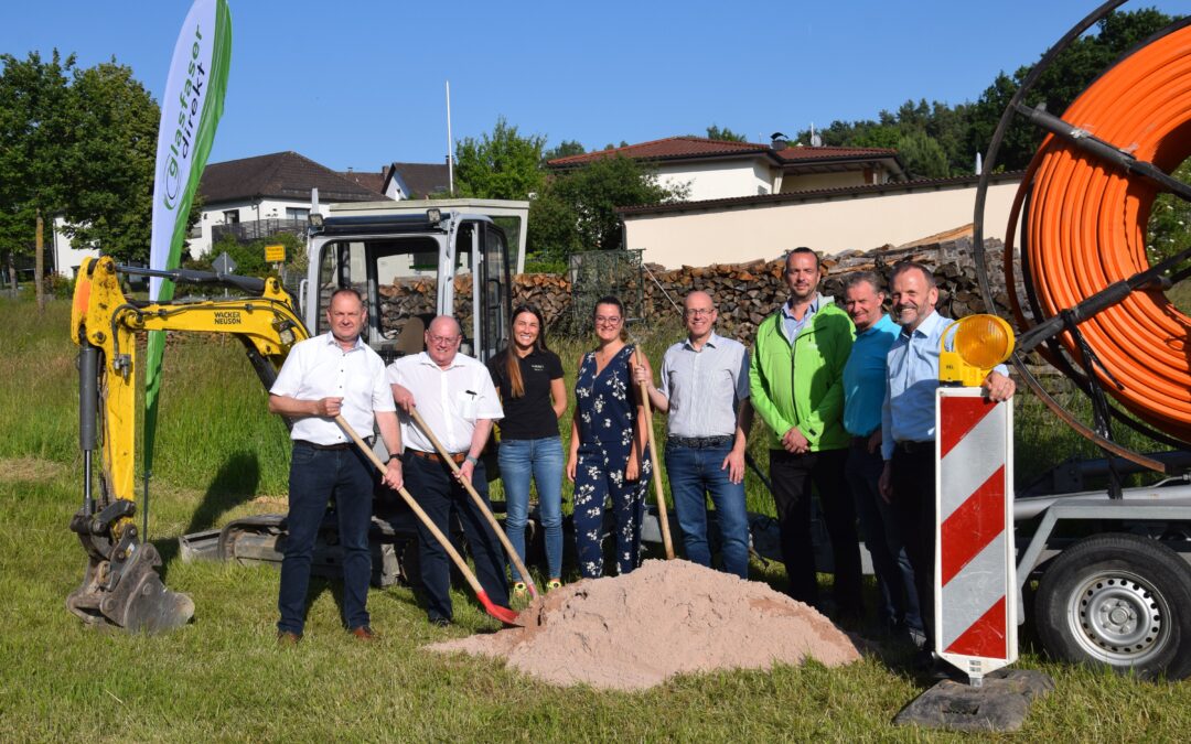 Zeigt den Spatenstich zum Breitbandausbau
