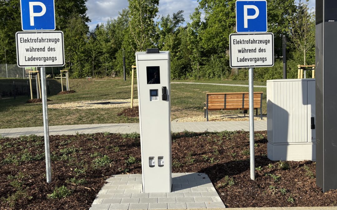 Zeigt den beschilderten E-Auto Ladeparkplatz mit E-Ladesäule sowie der Gemeinde Ebermannsdorf