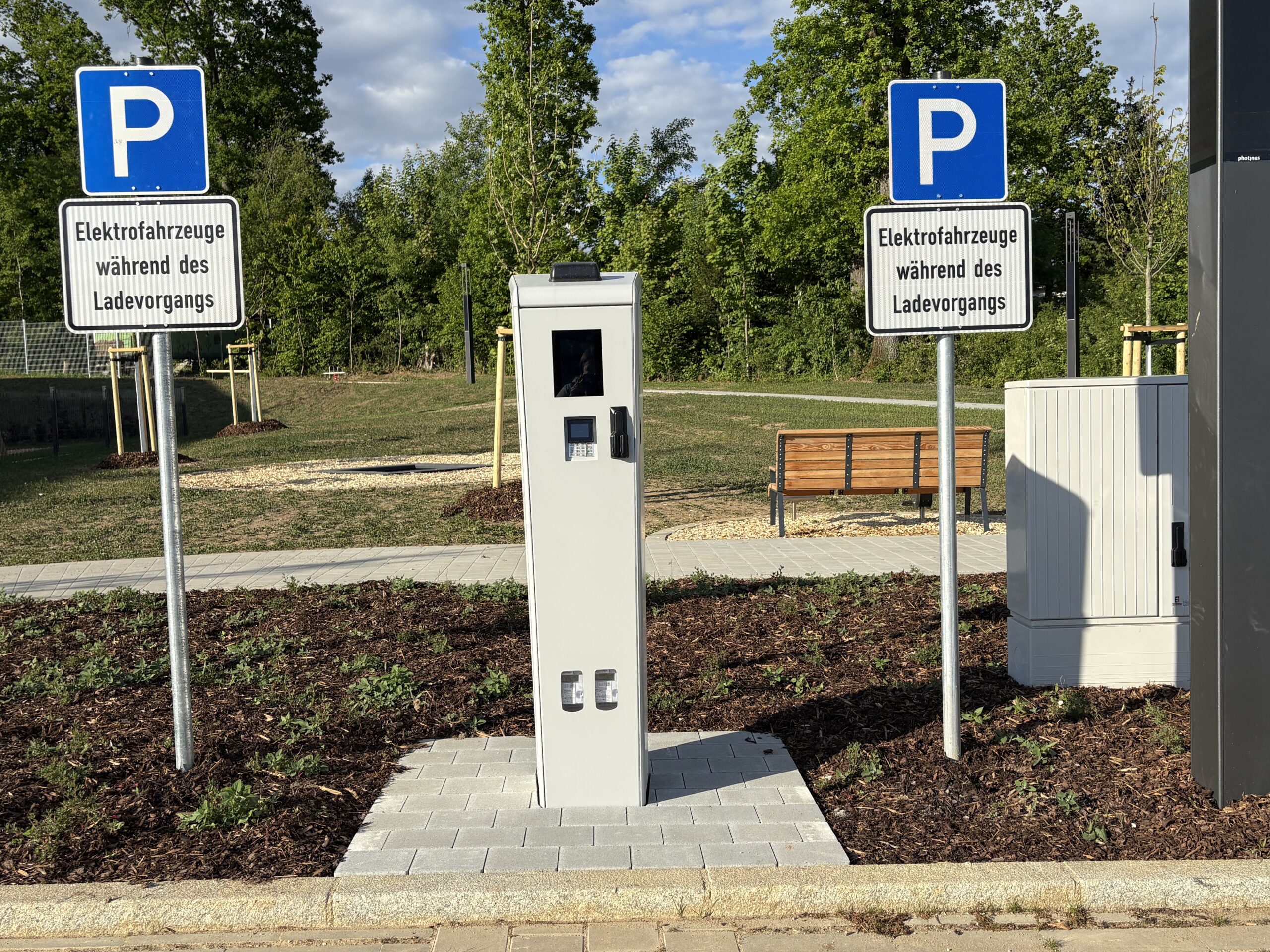E-Ladeparkplatz Zeigt den beschilderten E-Auto Ladeparkplatz mit E-Ladesäule sowie der Gemeinde Ebermannsdorf