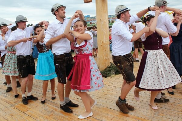 Zeigt einen Laptop und eine Tasse Kaffee