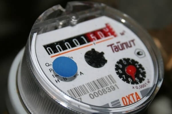 Zeigt einen Laptop und eine Tasse Kaffee