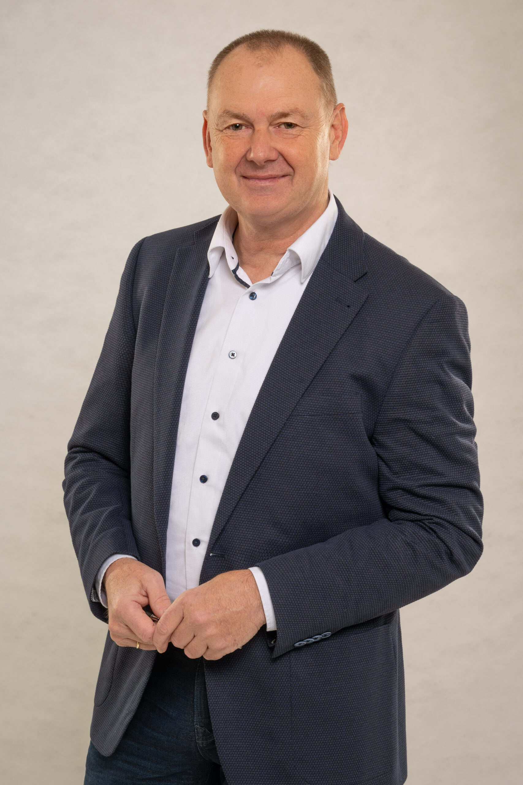 Zeigt Bürgermeister Meidinger vor seinem Schreibtisch