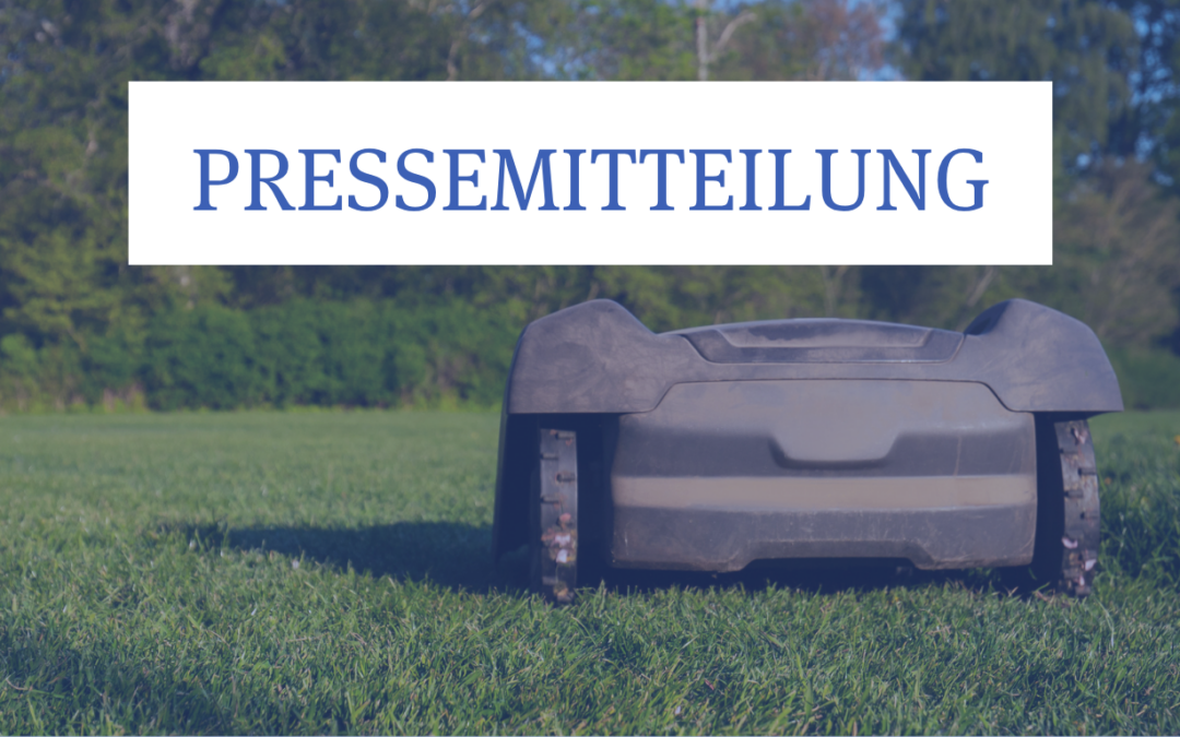 Zeigt einen Rasenmähroboter und im Vordergrund steht in Großbuchstaben Pressemitteilung