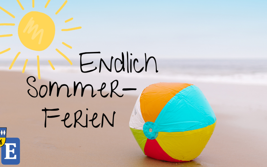 Bild zeigt einen Wasserball am Strand. Davor steht als Text: Endlich Sommerferien