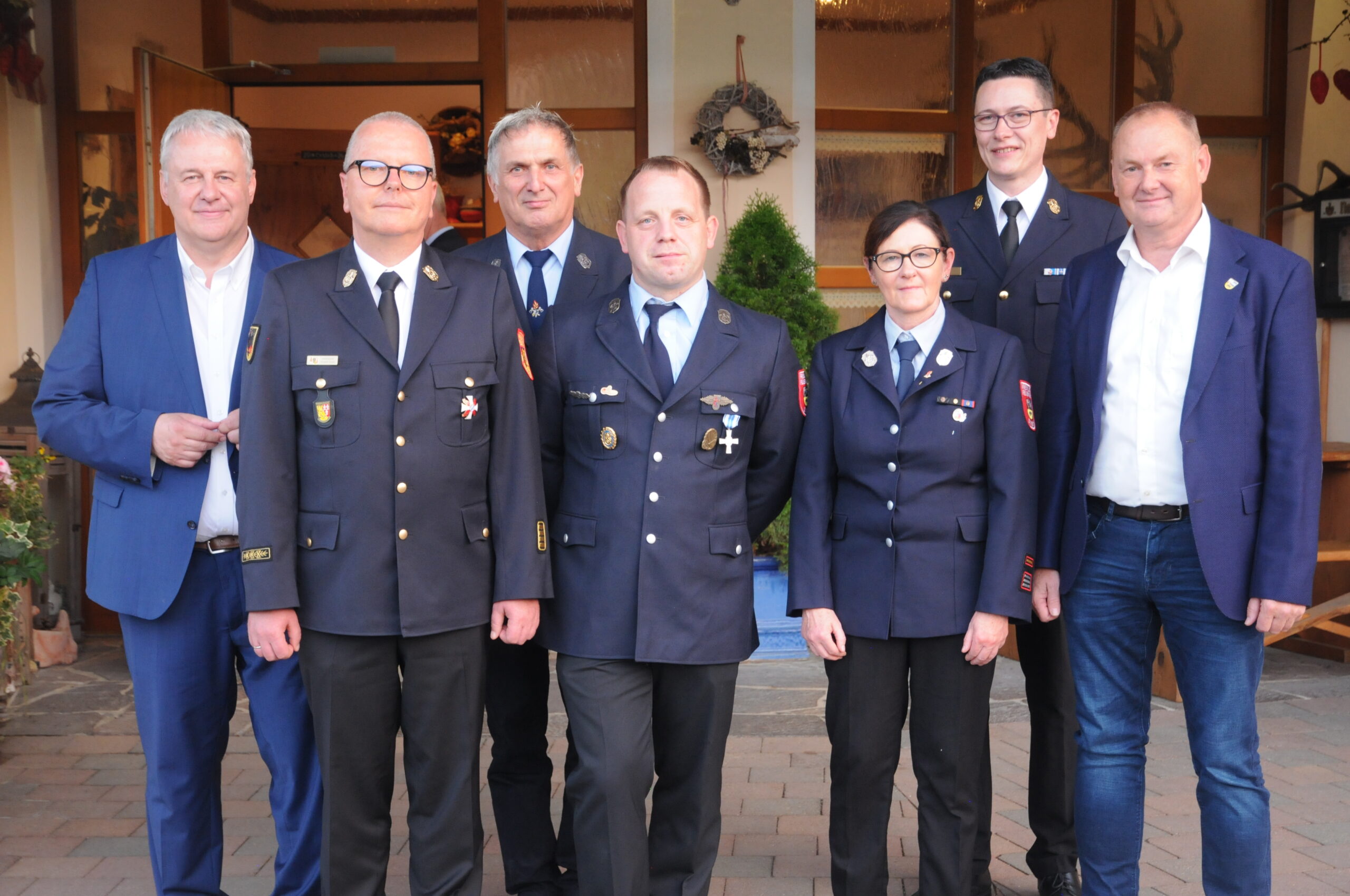 Zeigt die geehrten der Feuerwehr Diebis zusammen mit Landrat Richard Reisinger, Kreisbrandinspektor Armin Daubenmerkl, Kreisbrandrat Christof Strobl und Bürgermeister Erich Meidinger