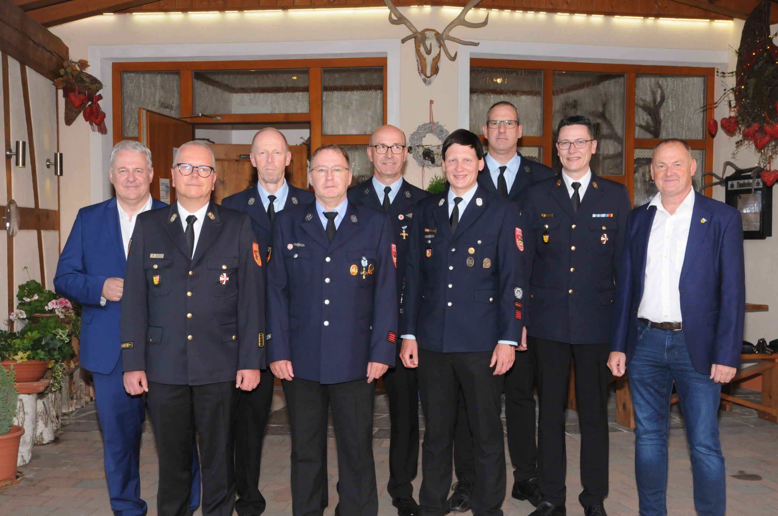 Zeigt die geehrten Feuerwehrmitglieder zusammen mit Landrat Richard Reisinger, Kreisbrandinspektor Armin Dabenmerkel, Kreisbrandrat Christof Strobl und Bürgermeister Erich Meidinger