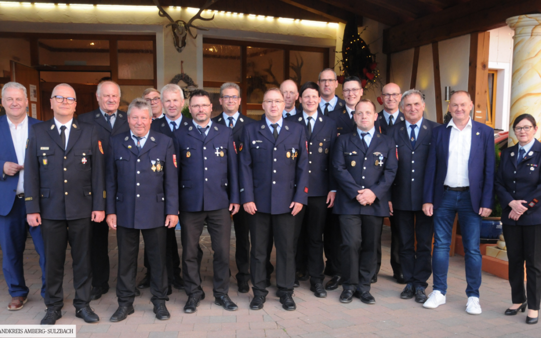 Zeigt alle geehrten Feuerwehrler aus allen drei Feuerwehren sowie die dazugehörigen Vorstände und den Kreisbrandrat, Kreisbrandinspektor und den Bürgermeister Erich Meidinger
