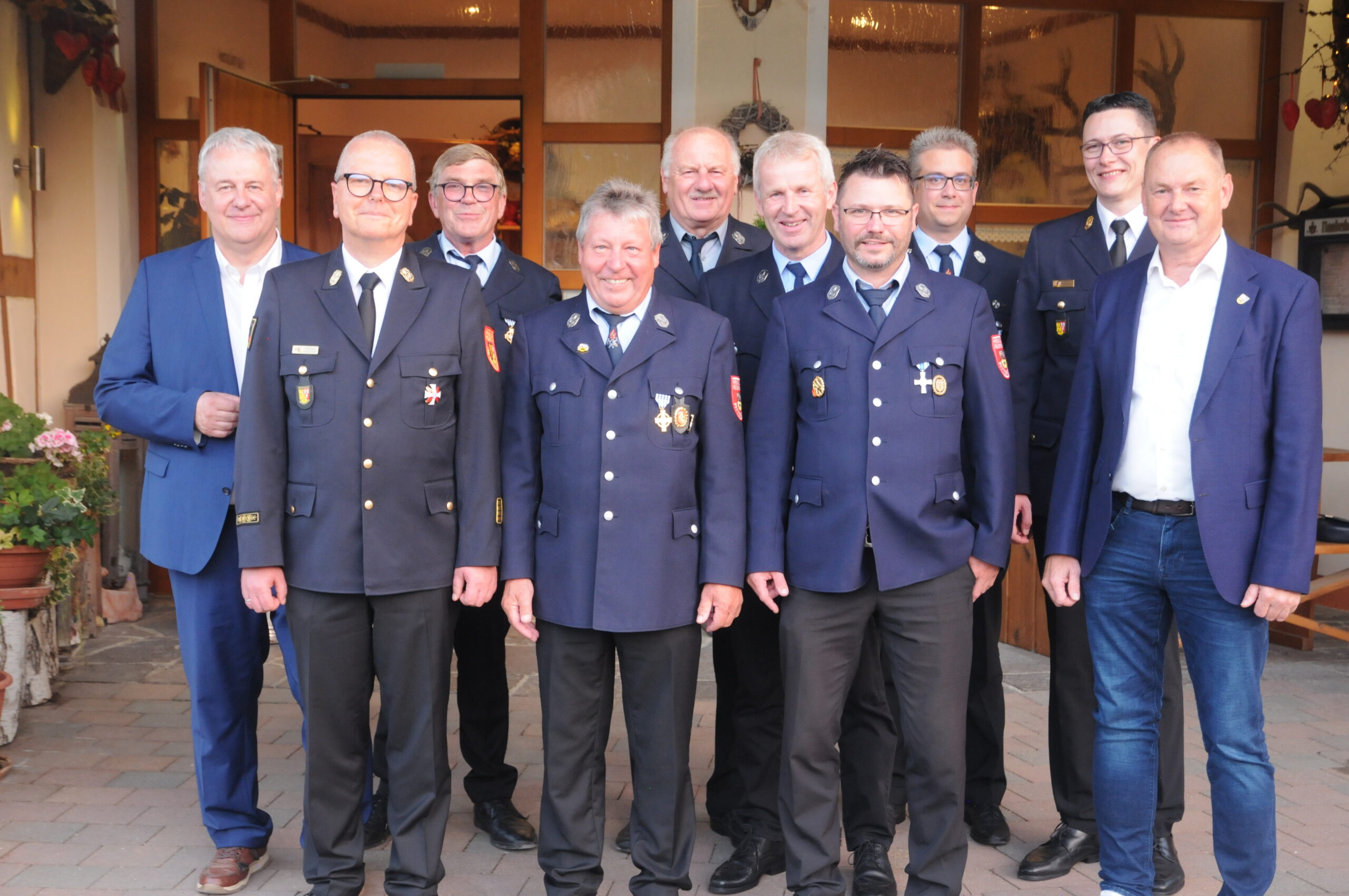 Zeigt die geehrten Mitglieder der Feuerwehr Pittersberg sowie den Vorstand, dem Landrat Richard Reisinger, Kreisbrandrat Christof Strobl, Kreisbrandinspektor Armin Daubenmerkl und Bürgermeister Erich Meidinger