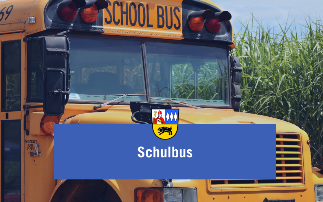 Zeigt einen Schulbus, im Vordergrund steht ein Textfeld mit "Schulbus"
